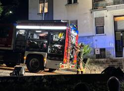 Incendio sul balcone di un appartamento ad Albizzate