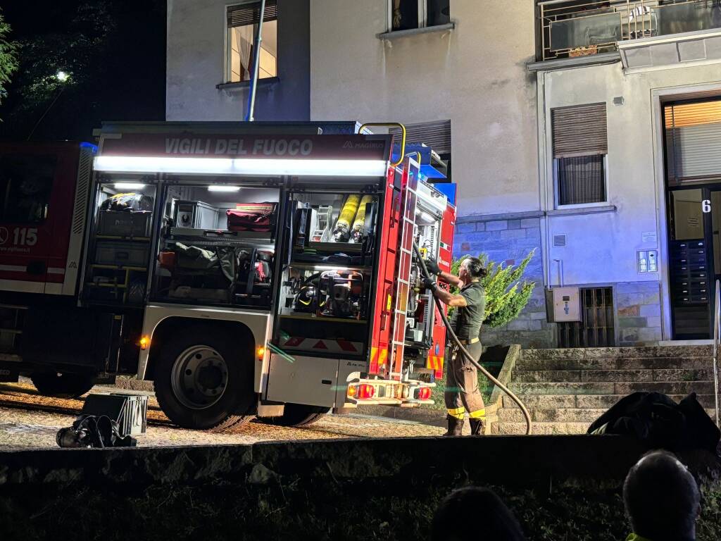 Incendio sul balcone di un appartamento ad Albizzate