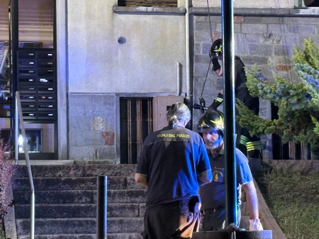 Incendio sul balcone di un appartamento ad Albizzate