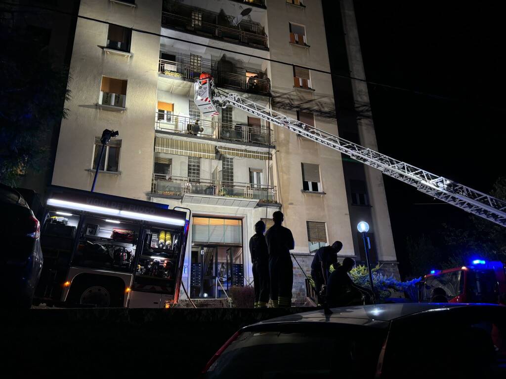 Incendio sul balcone di un appartamento ad Albizzate