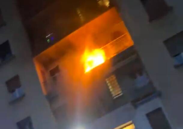 Incendio sul balcone di un appartamento ad Albizzate