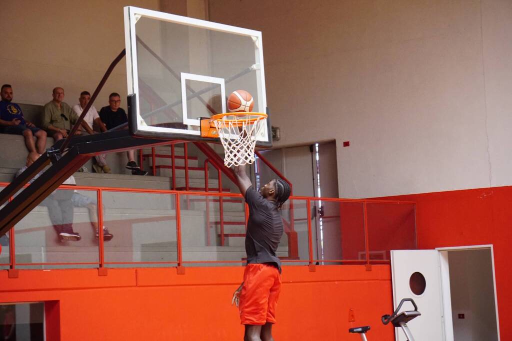 La Pallacanestro Varese suda in allenamento al Campus