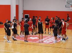 La Pallacanestro Varese suda in allenamento al Campus
