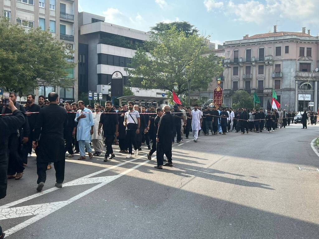 Oltre 400 pakistani sciiti in corteo a Legnano