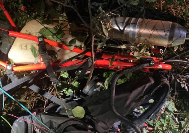 Parapendio a motore precipita a Casbeno
