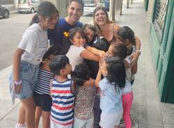 Un grande abbraccio solidale tra la ONG argentina Expedición Sonrisa e La Casa del Giocattolo diVarese