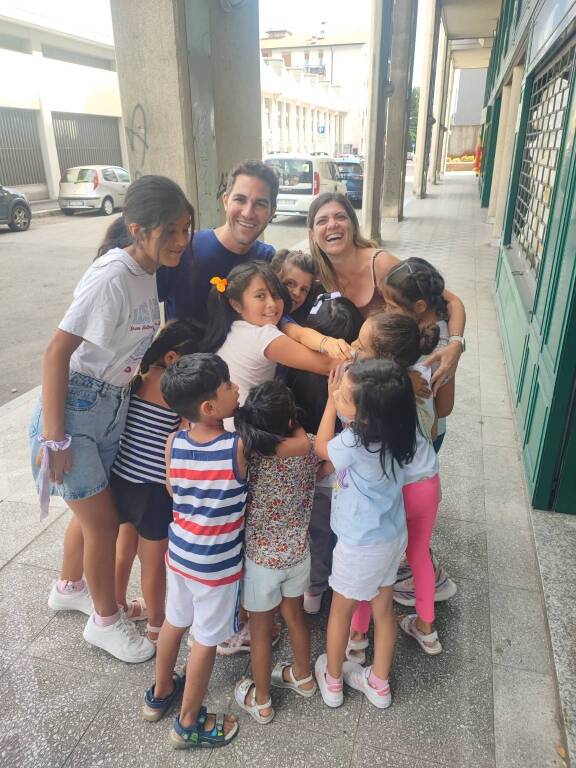 Un grande abbraccio solidale tra la ONG argentina Expedición Sonrisa e La Casa del Giocattolo diVarese