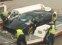 Una ferrari in partenza per Dubai