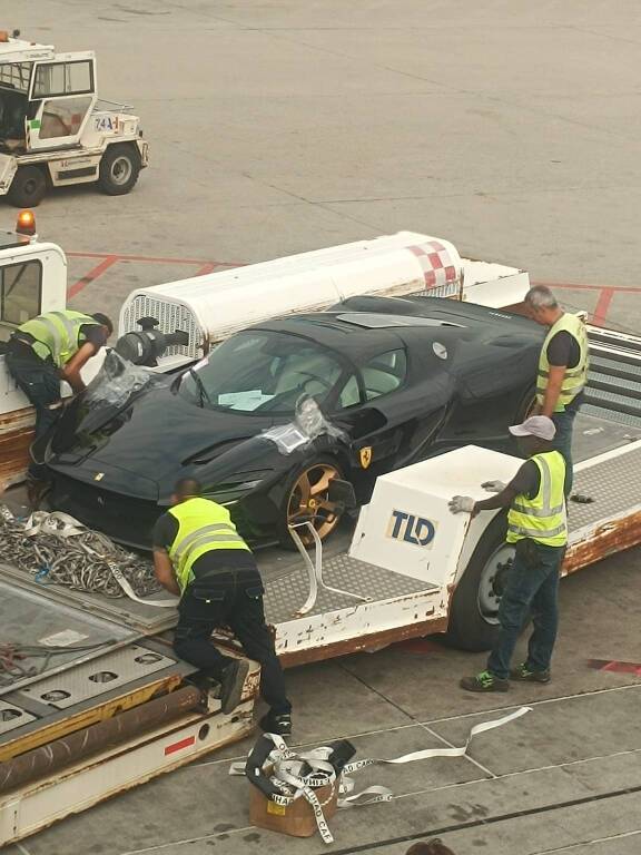 Una ferrari in partenza per Dubai