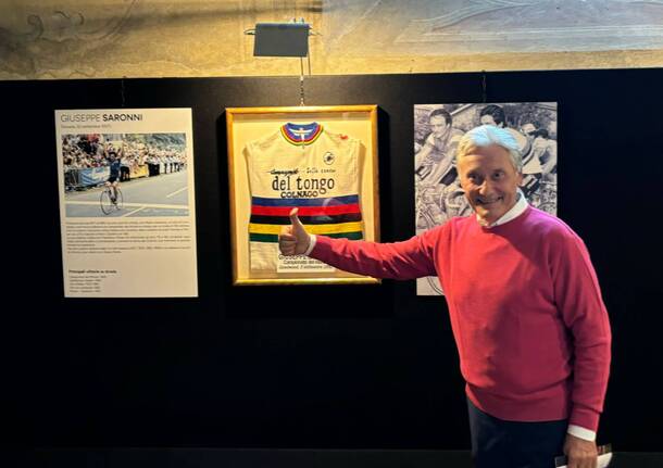 Beppe Saronni inaugura la mostra “Il fascino mondiale” in sala Veratti a Varese