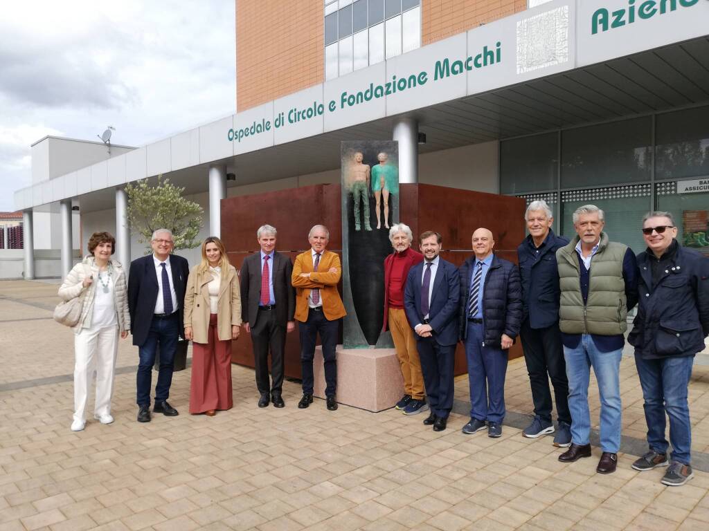 La donazione dell'opera Vite Sospese all'ospedale di Varese