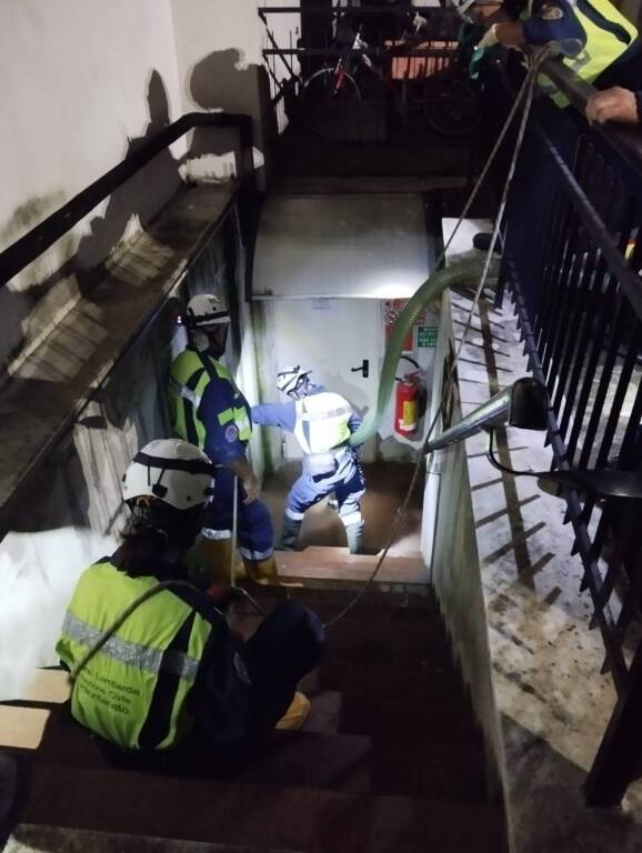 Maltempo, Protezione Civile di Canegrate e San Giorgio a Milano per un condominio allagato in via Novara