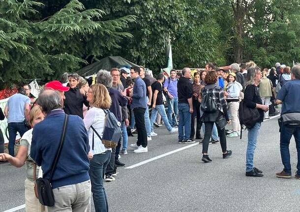 Manifestazione Gallarate via Curtatone