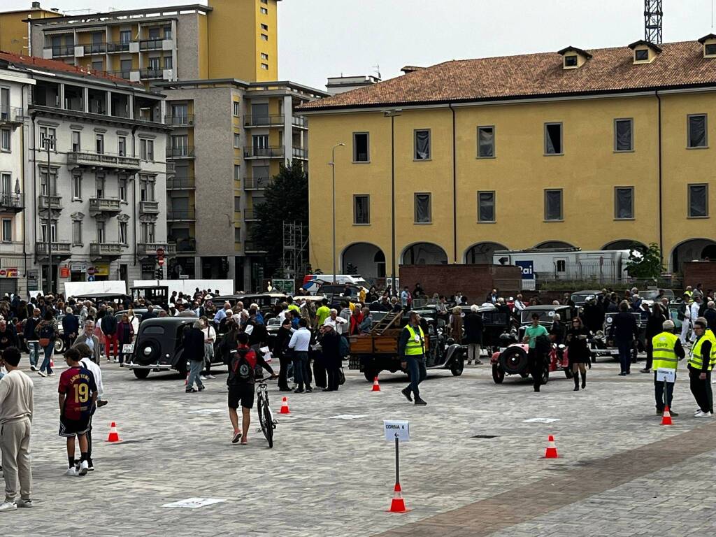 Varese - Moto e auto d'epoca per i 100 anni dell'Autolaghi: la passerella in centro