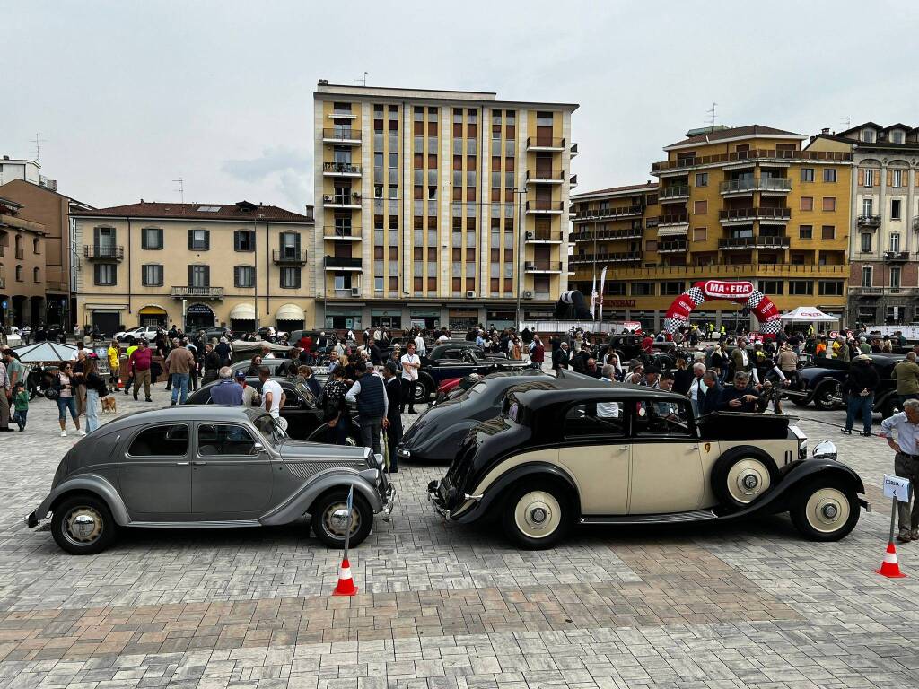 Varese - Moto e auto d'epoca per i 100 anni dell'Autolaghi: la passerella in centro