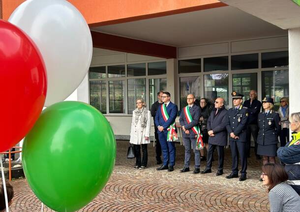 Alzabandiera d’Italia e d’Europa dei bambini di Luvinate con il Prefetto di Varese
