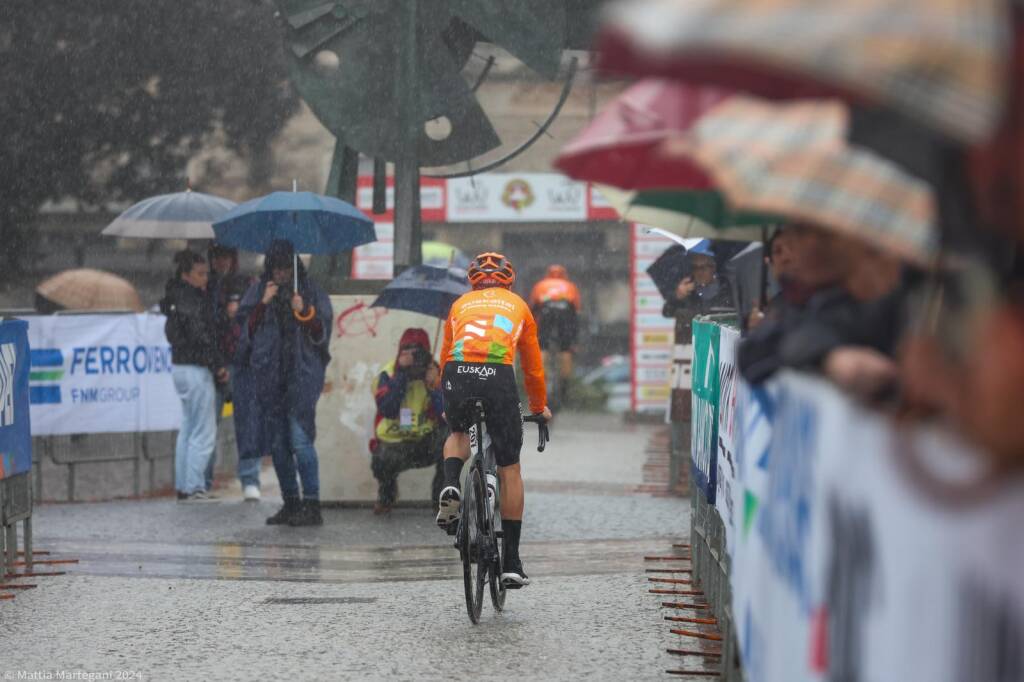 La 103a Tre Valli Varesine al via da Busto Arsizio