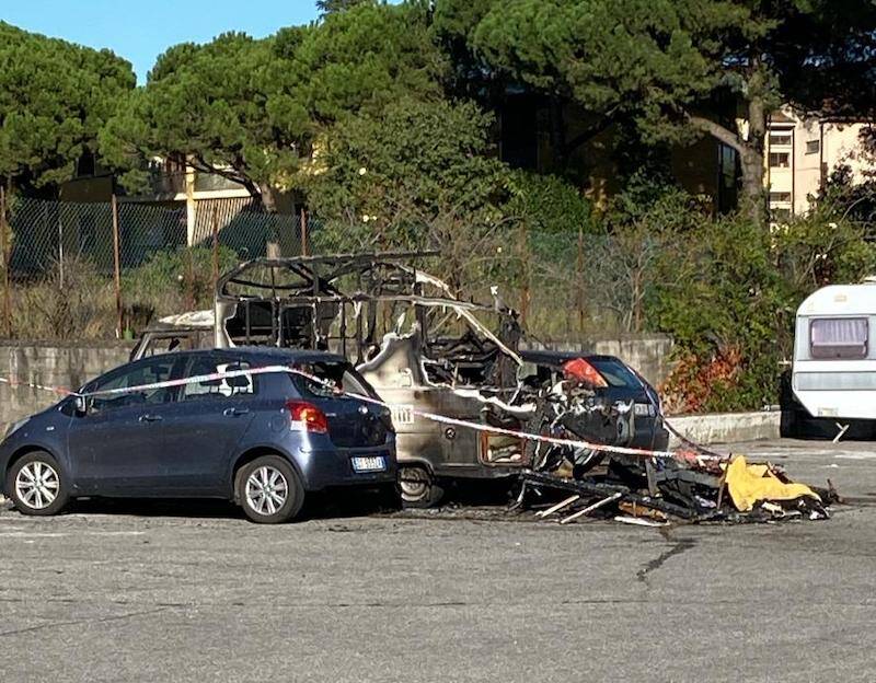 I resti del camper bruciato a Masnago