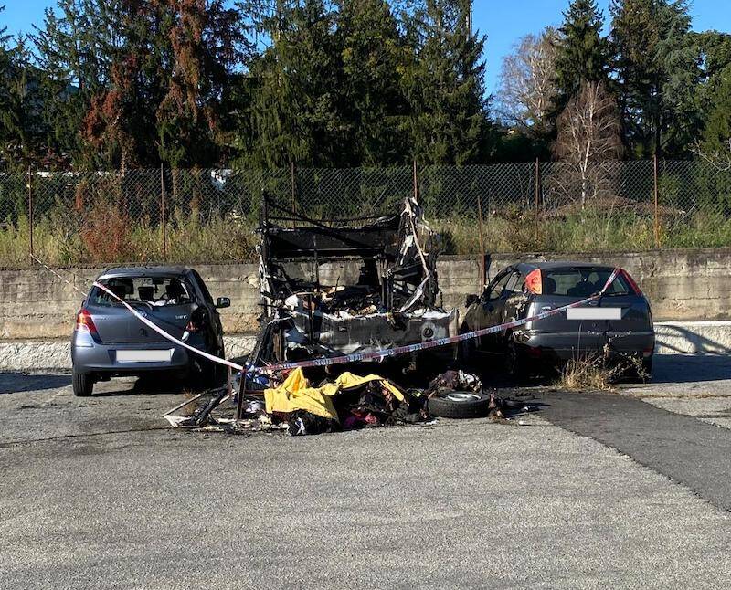 I resti del camper bruciato a Masnago