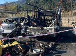 I resti del camper bruciato a Masnago