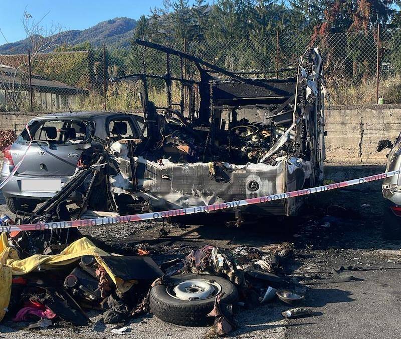 I resti del camper bruciato a Masnago