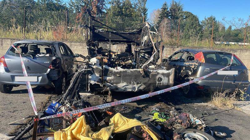 I resti del camper bruciato a Masnago