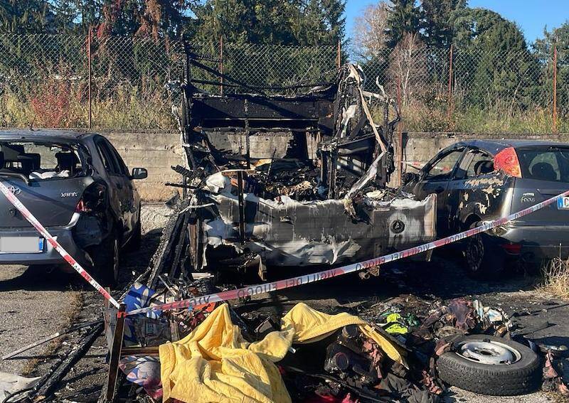 I resti del camper bruciato a Masnago