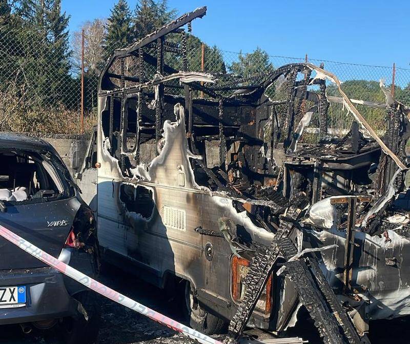 I resti del camper bruciato a Masnago