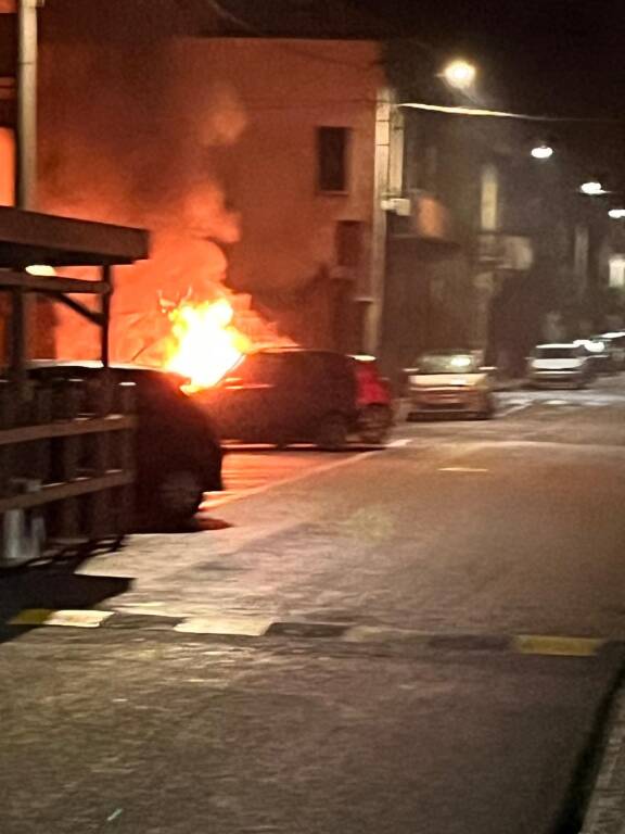 A fuoco un\'auto in centro a Besozzo