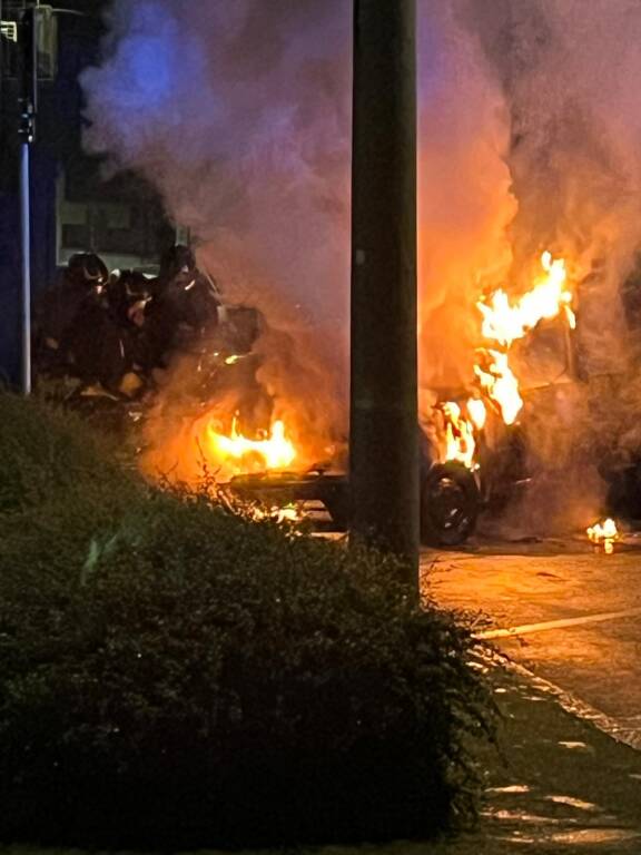 A fuoco un\'auto in centro a Besozzo