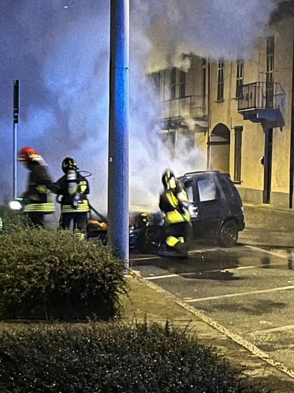 A fuoco un\'auto in centro a Besozzo