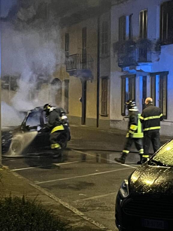 A fuoco un\'auto in centro a Besozzo
