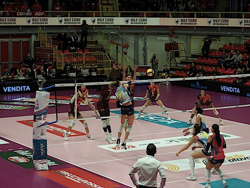 Splendida Uyba che si impone contro Scandicci