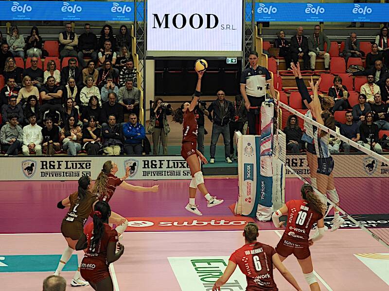 Splendida Uyba che si impone contro Scandicci