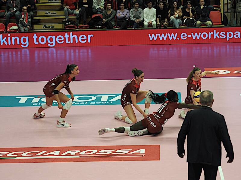 Splendida Uyba che si impone contro Scandicci