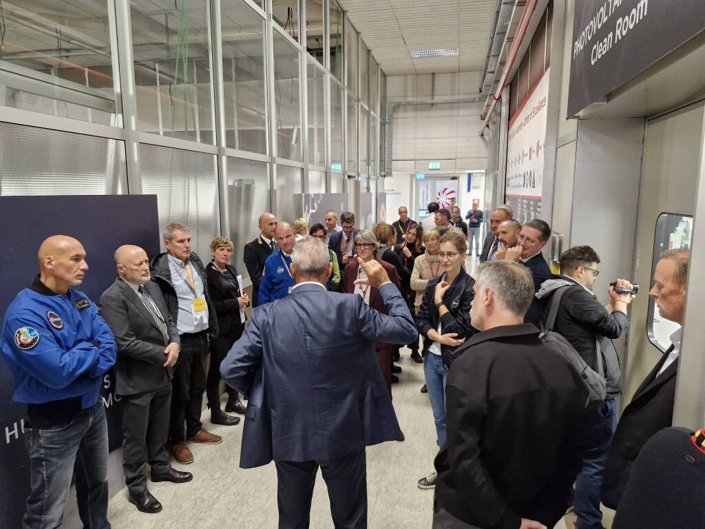 Dalla "space week" di Milano ai laboratori della Leonardo: cinque astronauti "atterrano" a Nerviano