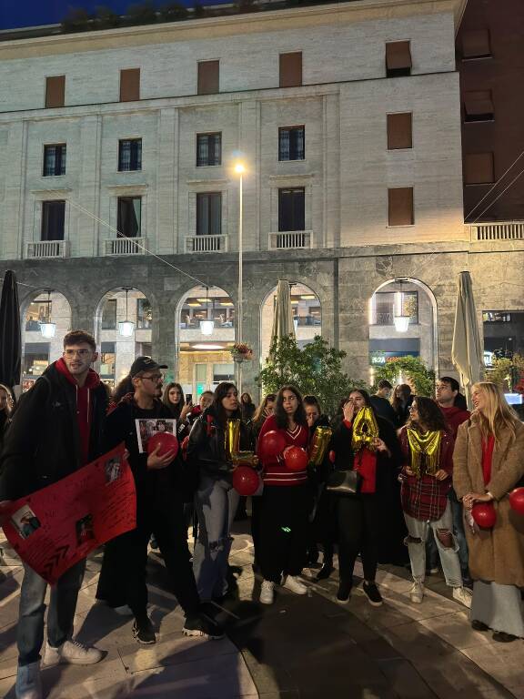 Fans One Direction in piazza a Varese
