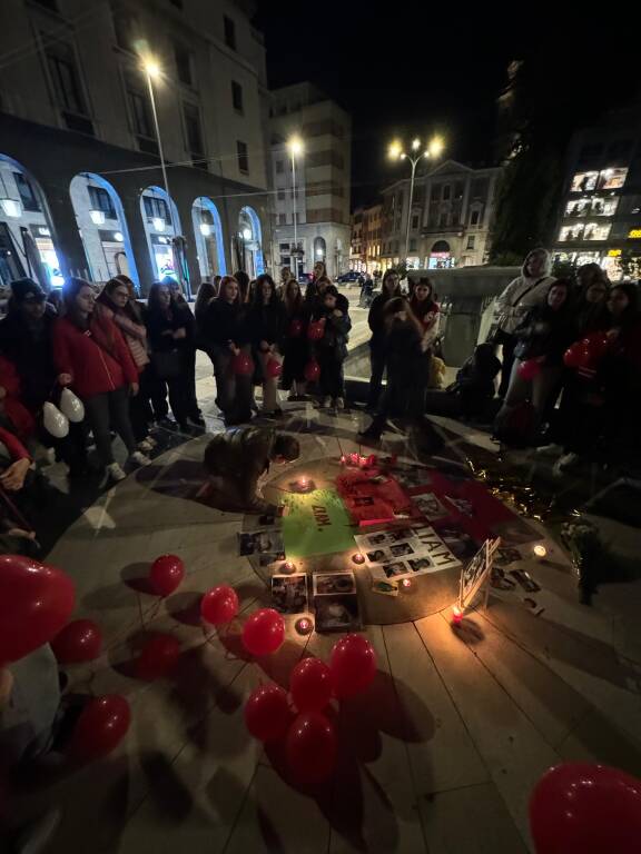 Fans One Direction in piazza a Varese