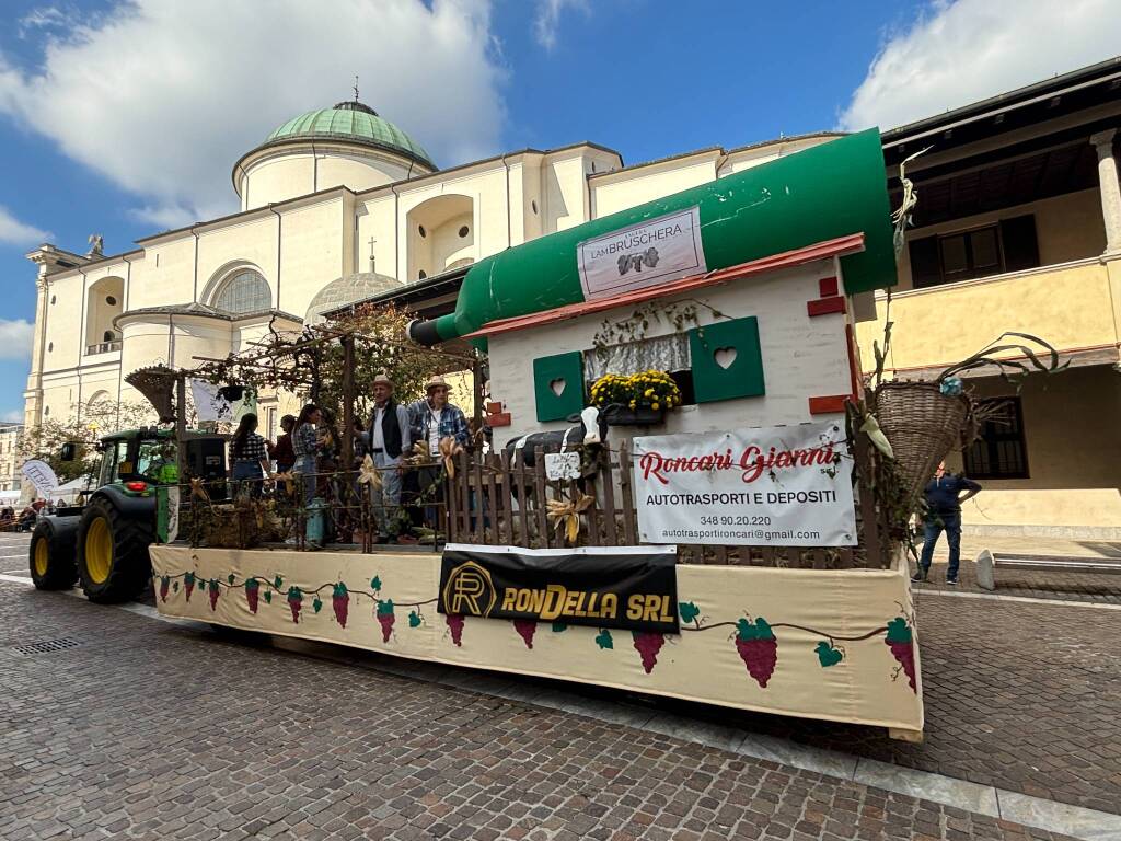 Festa dell'uva Gallarate - Sfilata carri allegorici