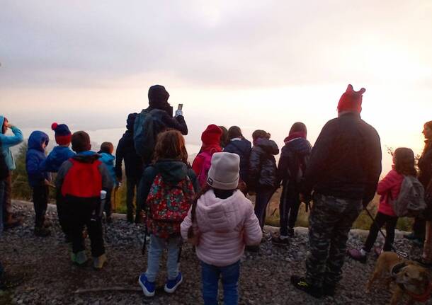 Bambini di Luvinate e volontari Cai in gita al Campo dei Fiori