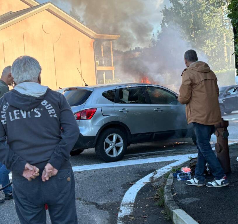 incendio auto vedano olona
