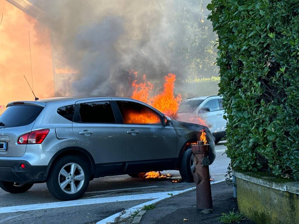 incendio auto vedano olona