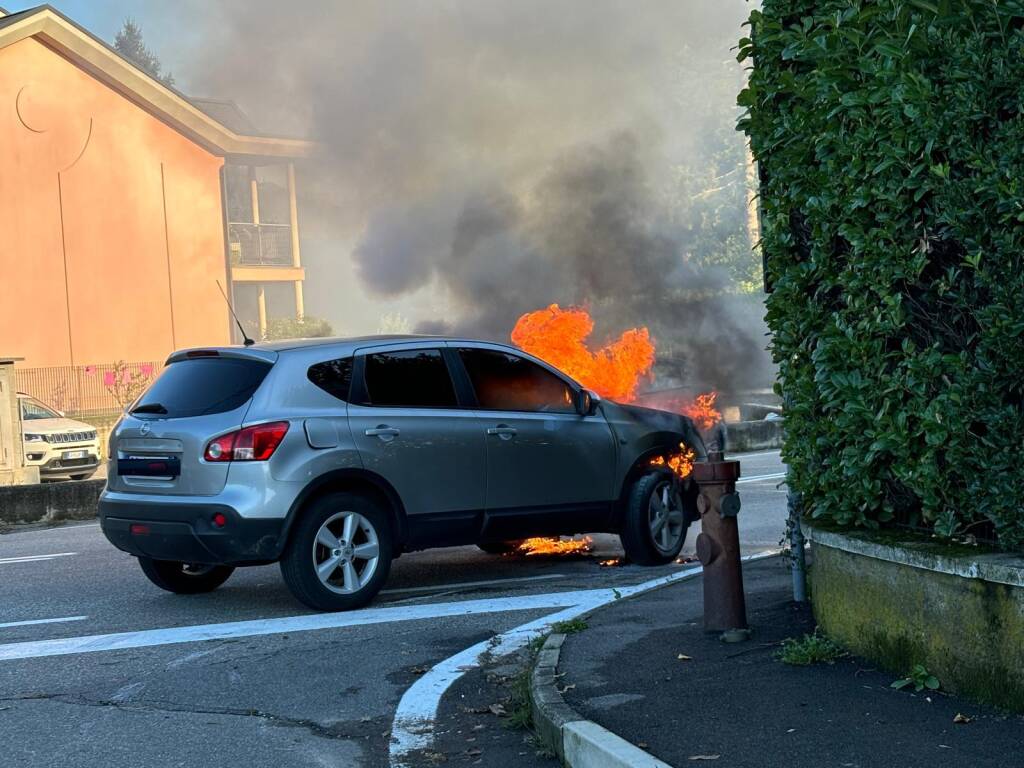incendio auto vedano olona