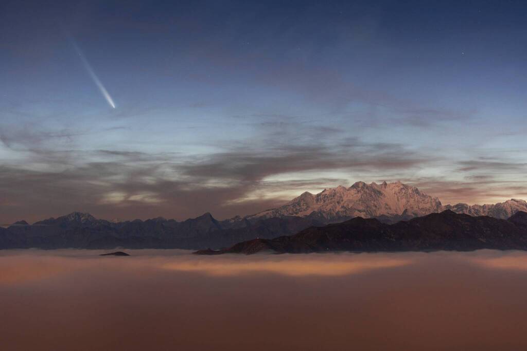 La cometa fotografata dal Mottarone, i meravigliosi scatti di Emanuele Santagostino