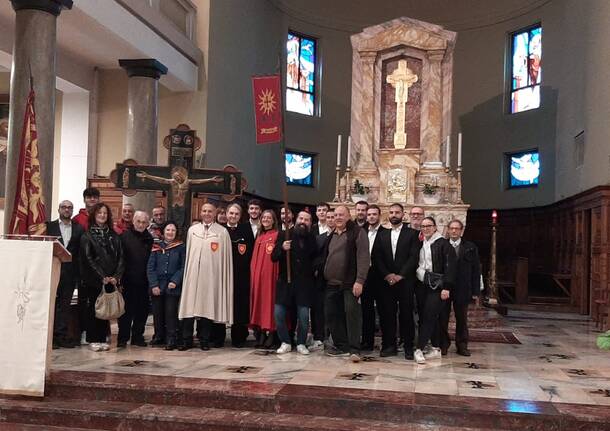 La Contrada Legnarello porta la Croce al Santuario dei Frati a Legnano
