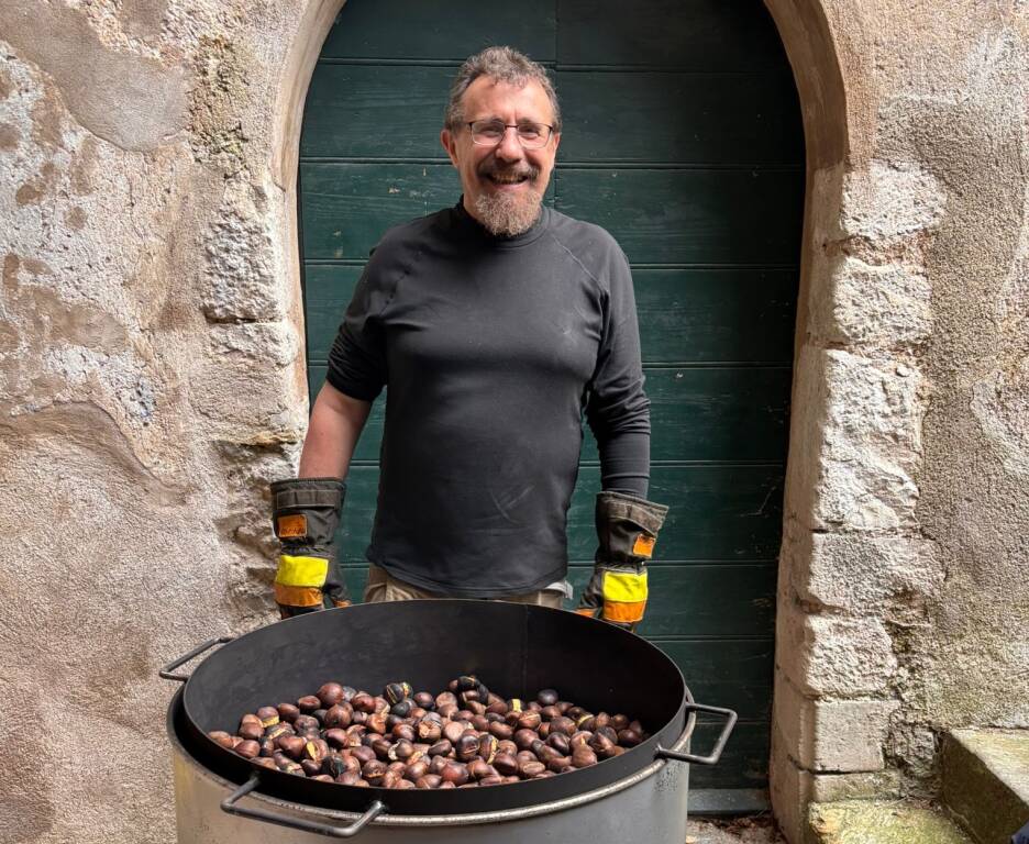 Successo per la castagnata al Sacro Monte per accendere le lucine