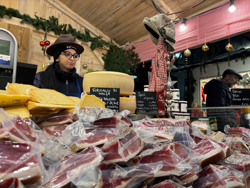 Aperto il mercatino di Natale in piazza Monte Grappa