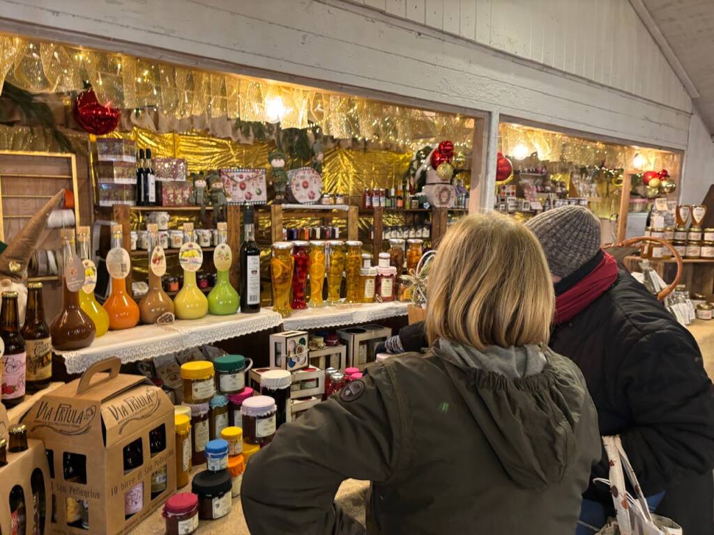 Aperto il mercatino di Natale in piazza Monte Grappa