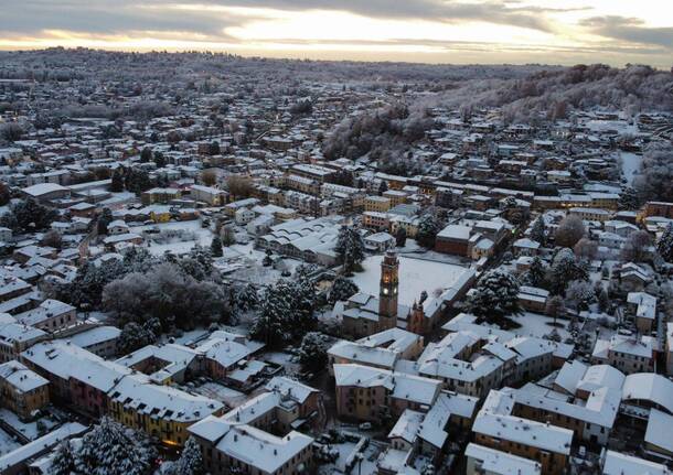 Azzate si sveglia sotto la neve