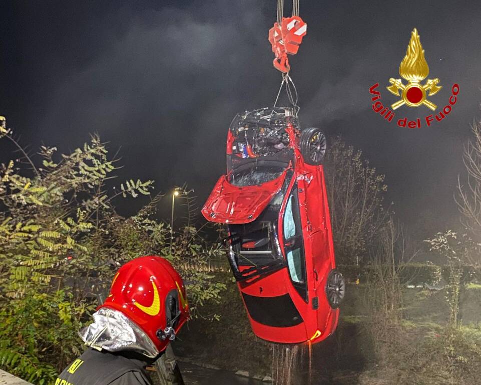 L\'auto finita nel fiume Margorabbia nella notte